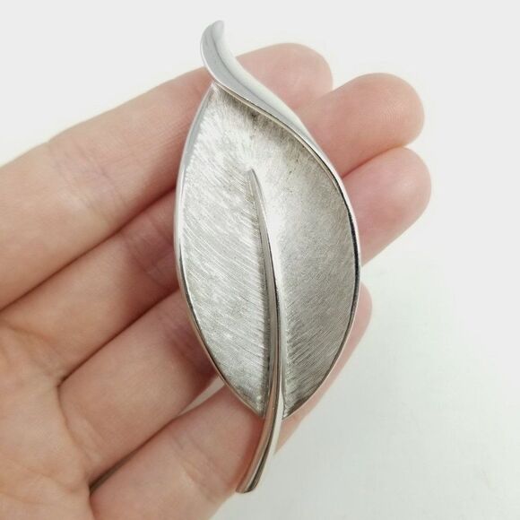 Vintage Crown Trifari Leaf Shape Brooch, Silver Tone Lapel PIn, Unisex Minimal - Picture 1 of 7